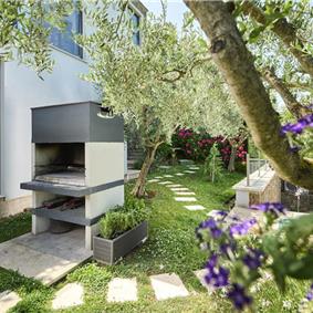 4 Bedroom Luxury Villa Retreat with Heated Infinity Pool near Buje, Sleeps 8-10